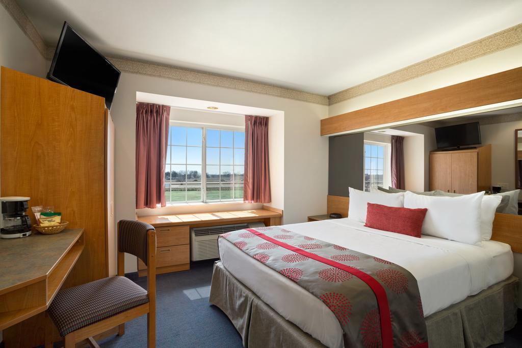 Ramada By Wyndham Bloomington I-55 And I-74 Il Hotel Exterior photo