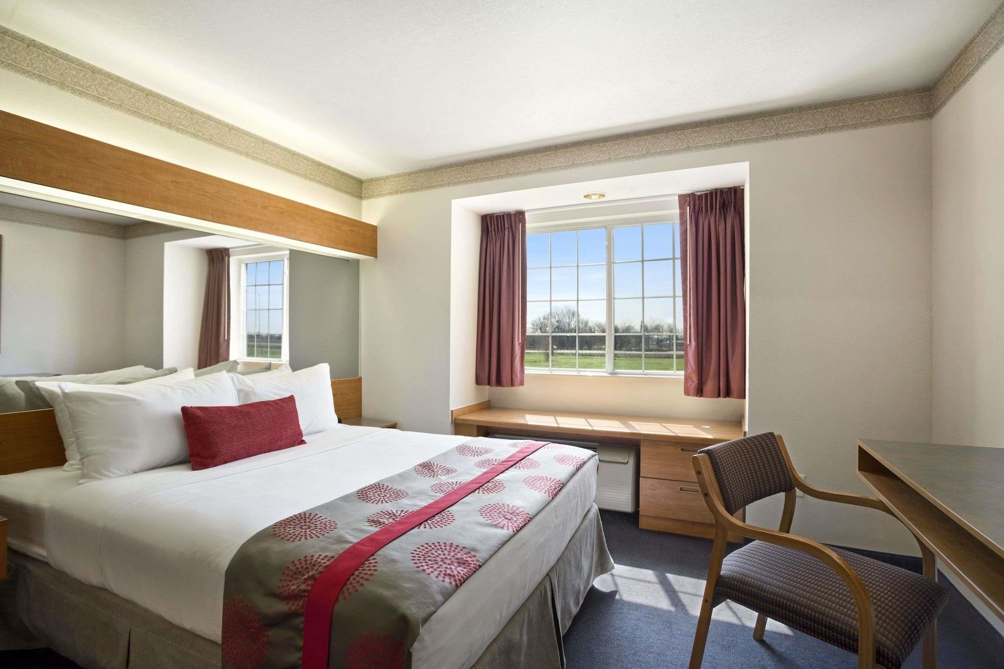 Ramada By Wyndham Bloomington I-55 And I-74 Il Hotel Exterior photo