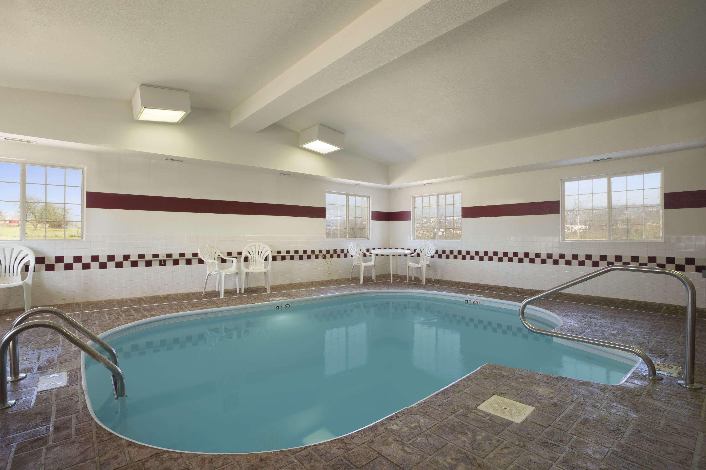 Ramada By Wyndham Bloomington I-55 And I-74 Il Hotel Exterior photo