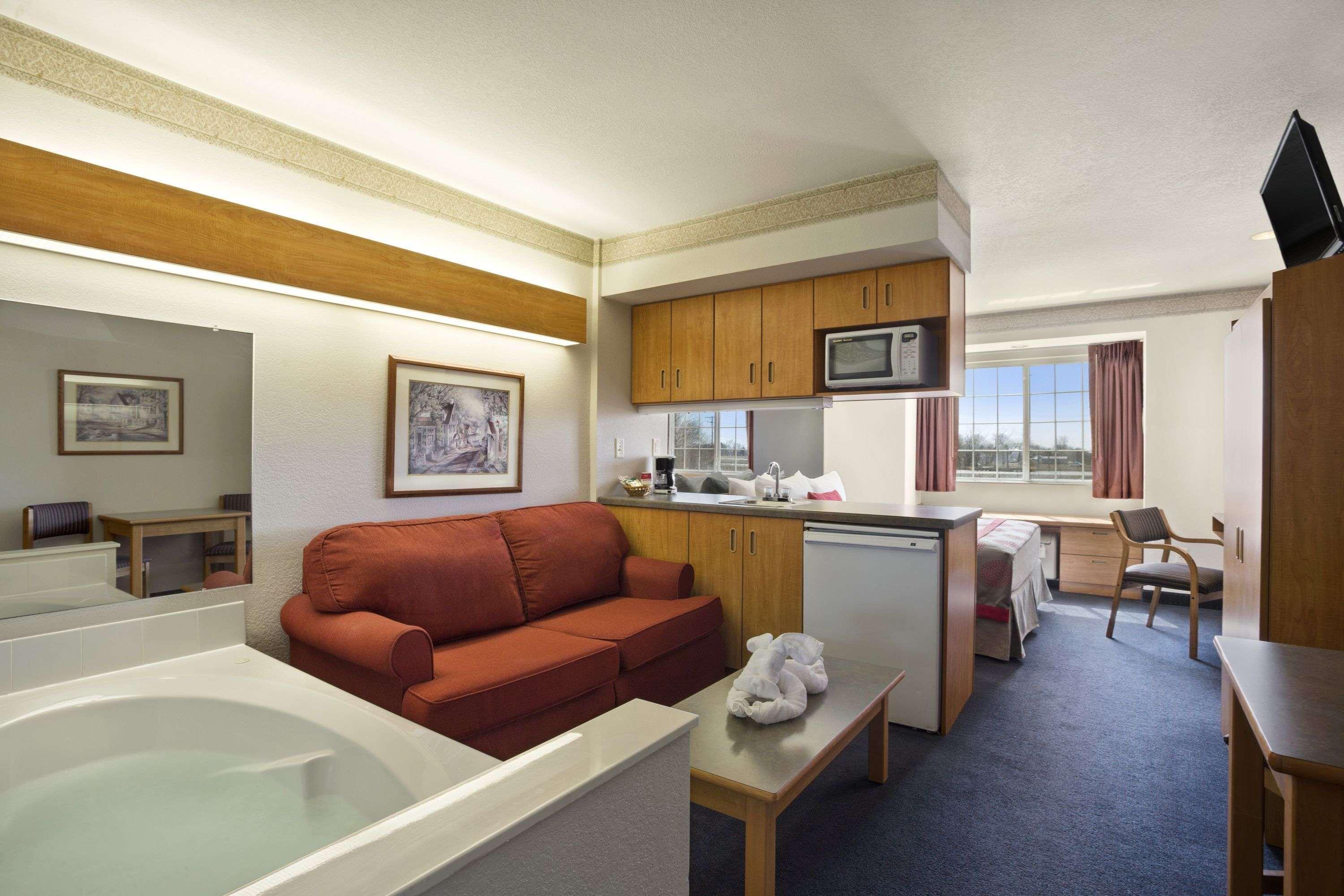 Ramada By Wyndham Bloomington I-55 And I-74 Il Hotel Exterior photo