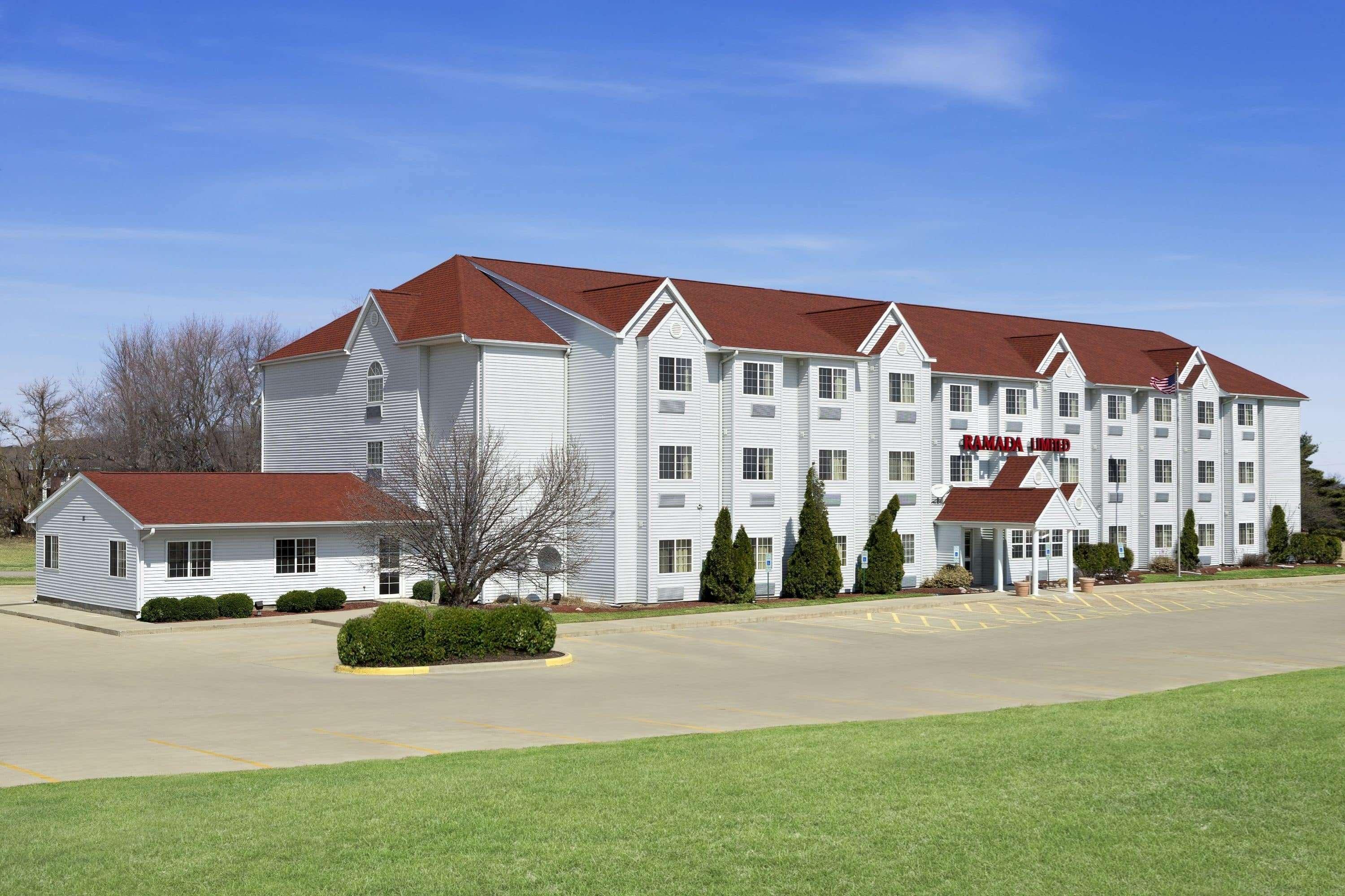 Ramada By Wyndham Bloomington I-55 And I-74 Il Hotel Exterior photo