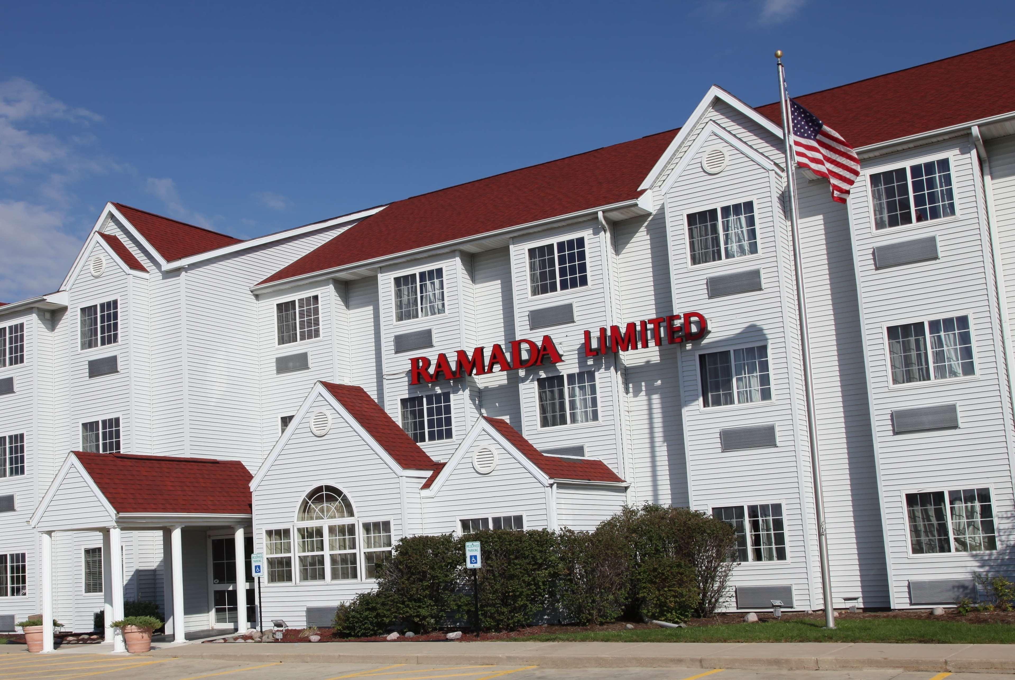 Ramada By Wyndham Bloomington I-55 And I-74 Il Hotel Exterior photo