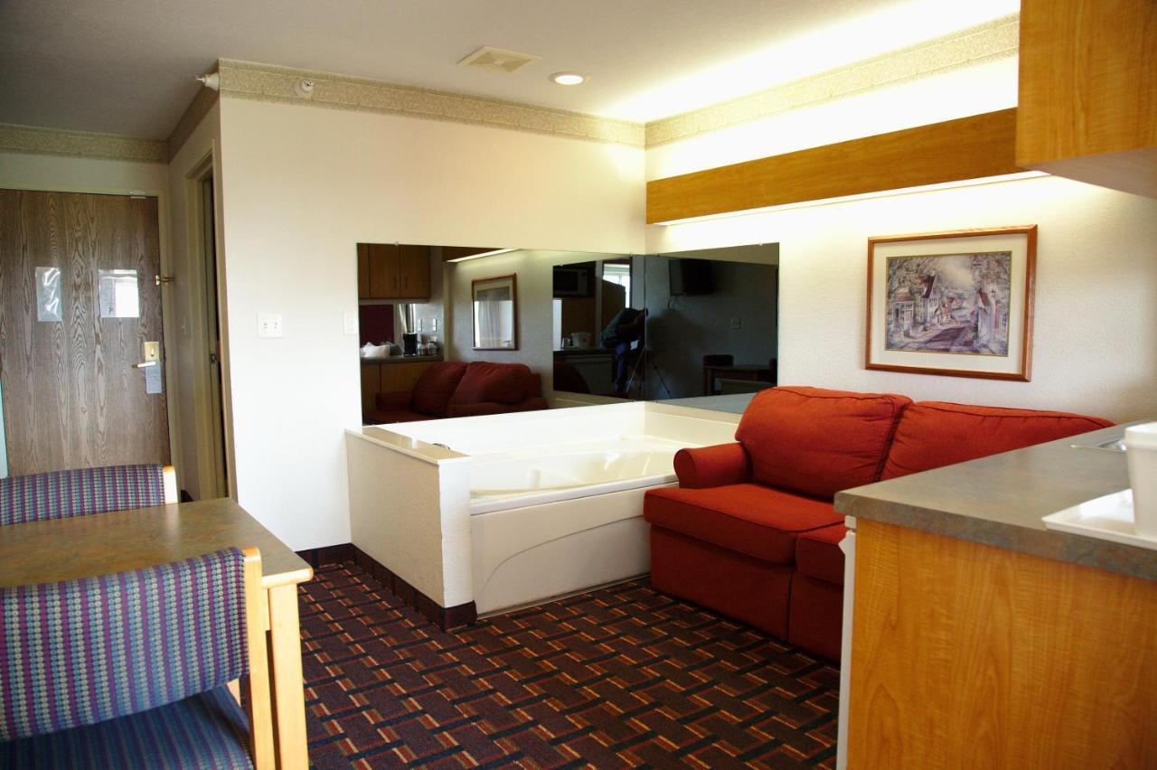 Ramada By Wyndham Bloomington I-55 And I-74 Il Hotel Exterior photo